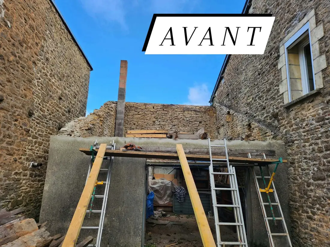 Avant travaux : bâtiment en pierre sans toiture