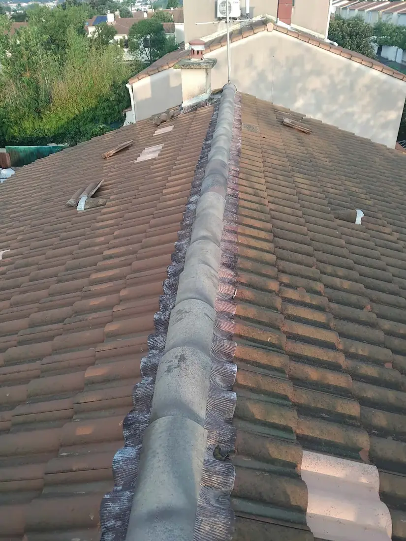Faîtage scellé sur toiture en tuiles