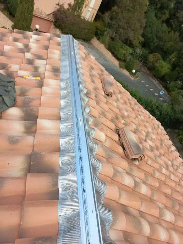 Faîtière ventilée métallique posée sur toiture en tuiles