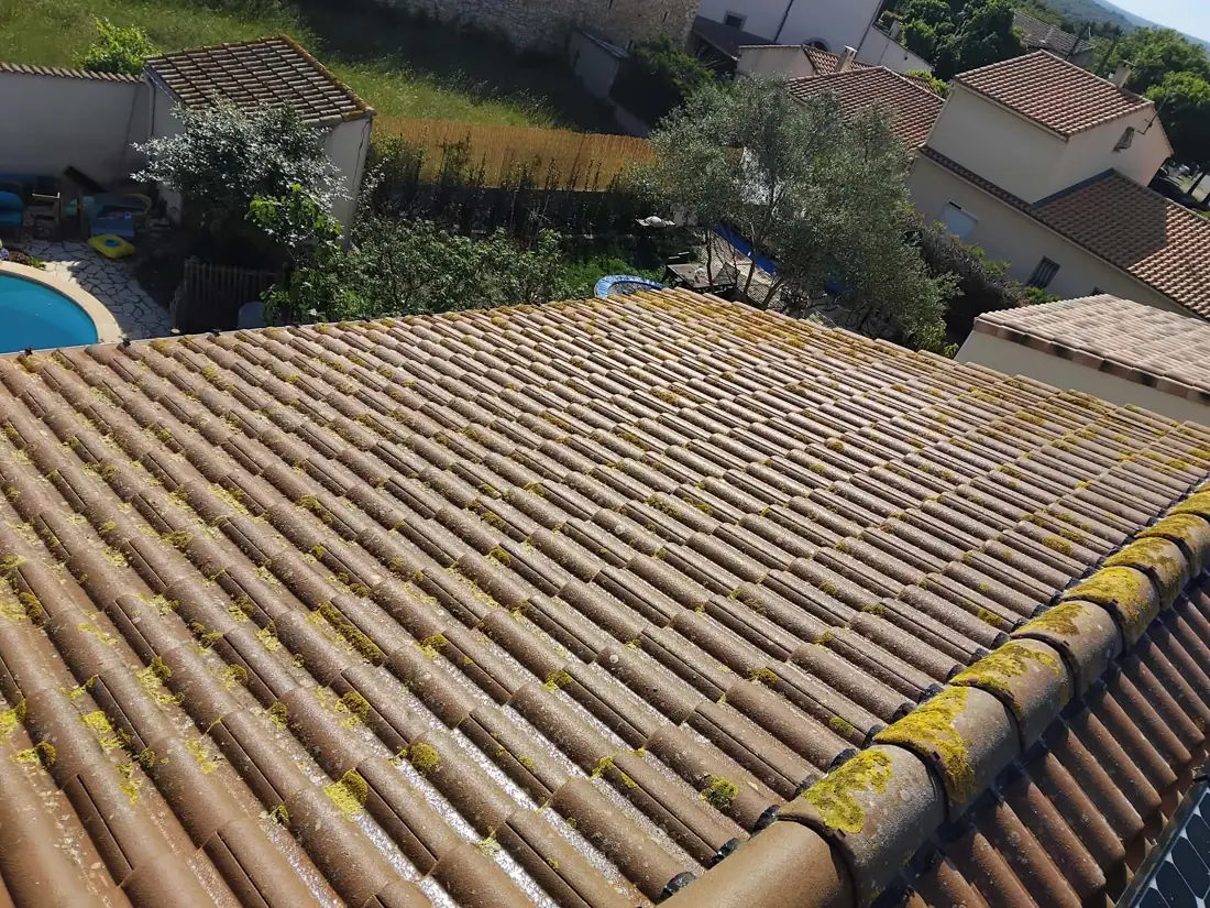 Toiture en tuiles canal avec mousse sur les rives