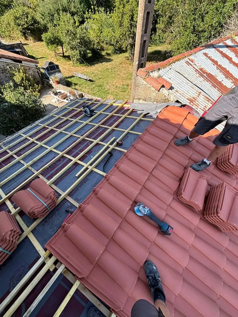 Pose de tuiles neuves sur charpente avec liteaux