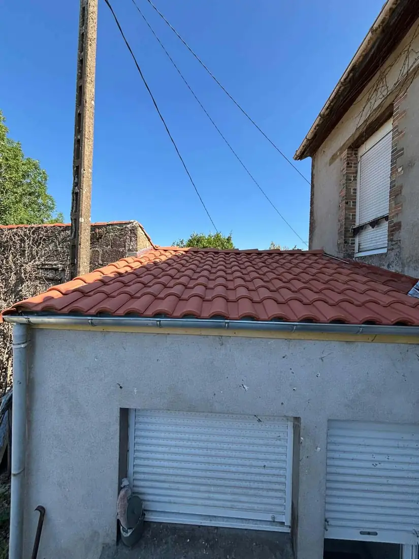 Toiture en tuiles rouges neuves sur un garage