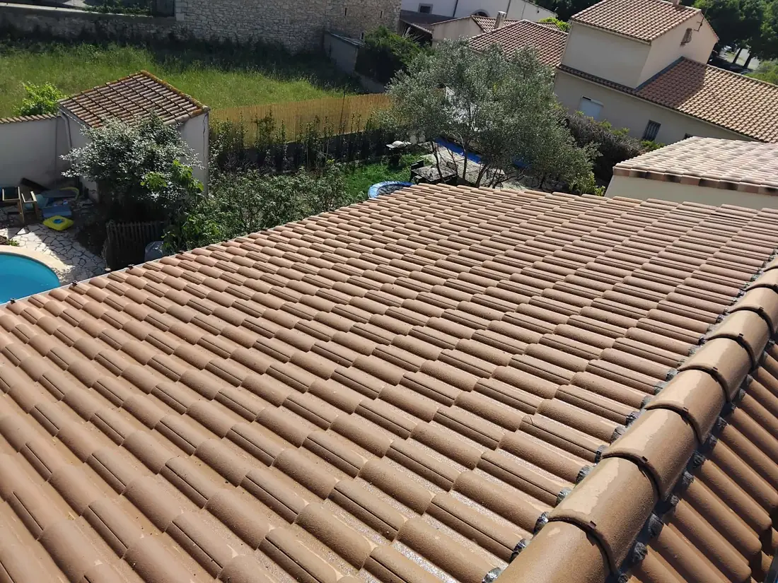 Toiture en tuiles neuves avec faîtage
