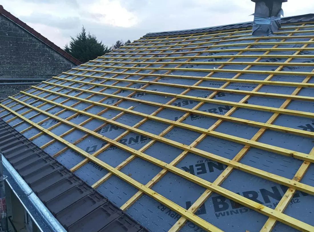 Charpente avec liteaux et écran de sous-toiture avant la pose des tuiles