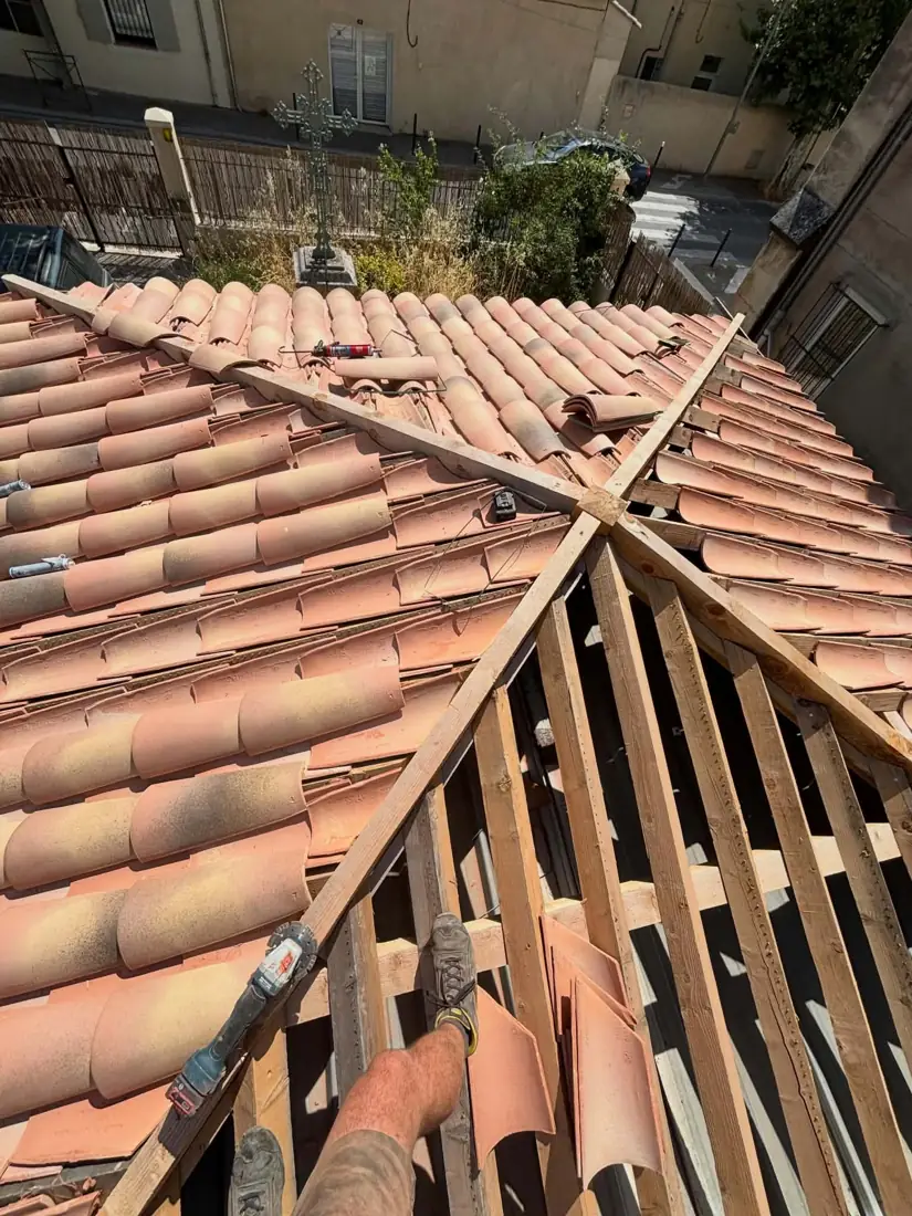 Charpente d'une croupe avec tuiles déposées